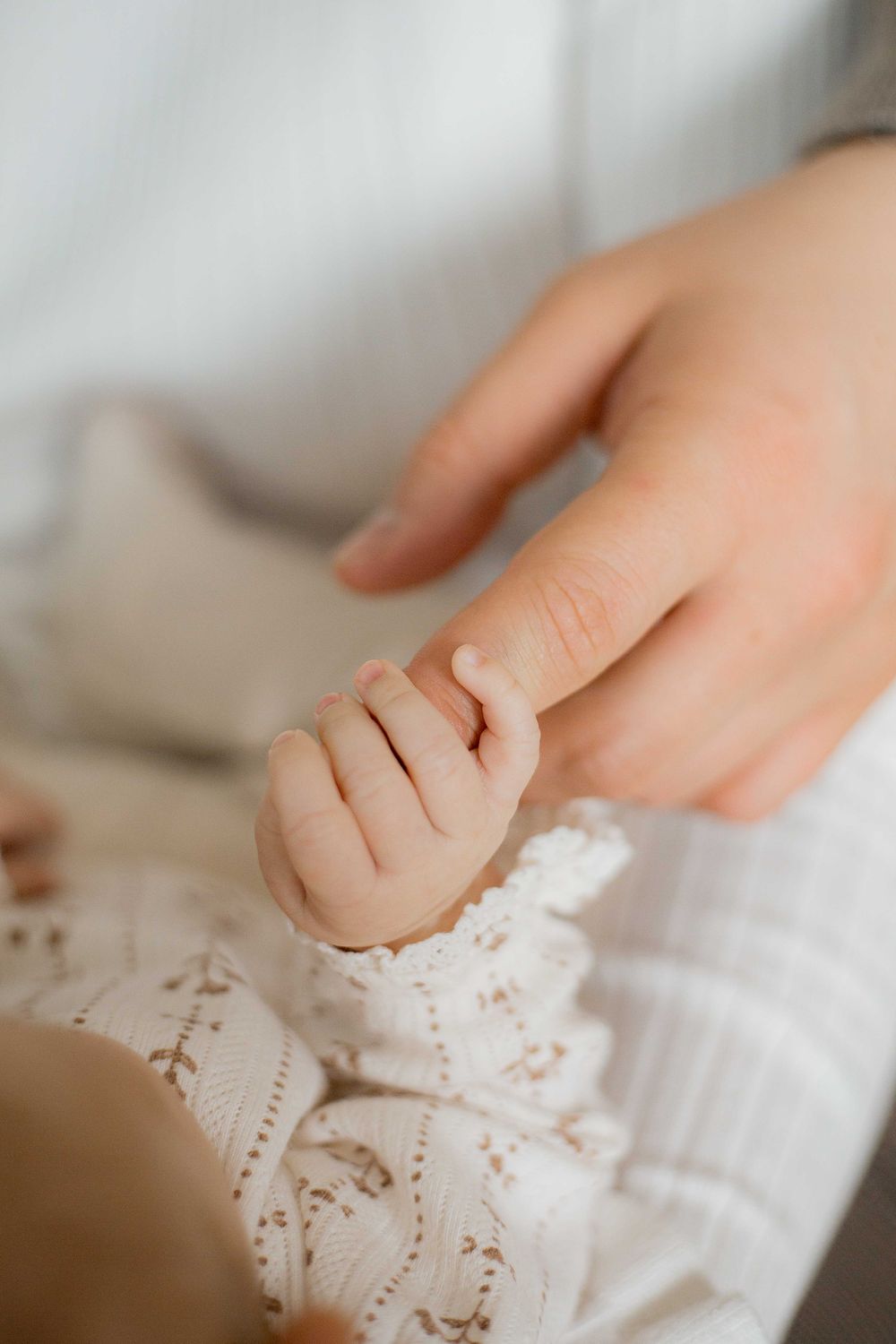 Újszülött fotózás Budapesten — Újszülött fotózás – baba a szülei karjában