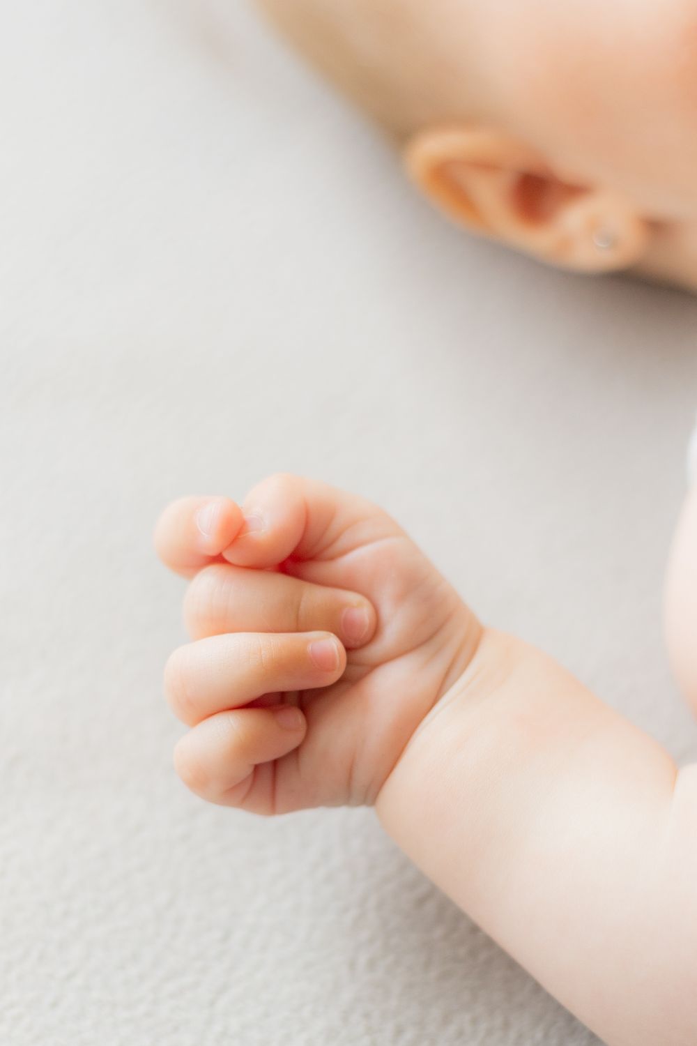 Újszülött fotózás Budapesten — Újszülött fotózás – baba a szülei karjában
